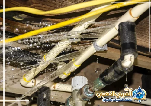 تسرب ظاهر من مواسير المياه بين الأسلاك والتوصيلات أسفل الهيكل الخشبي.